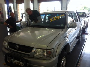 Two experts do the technical examination of our Toyota Hilux.